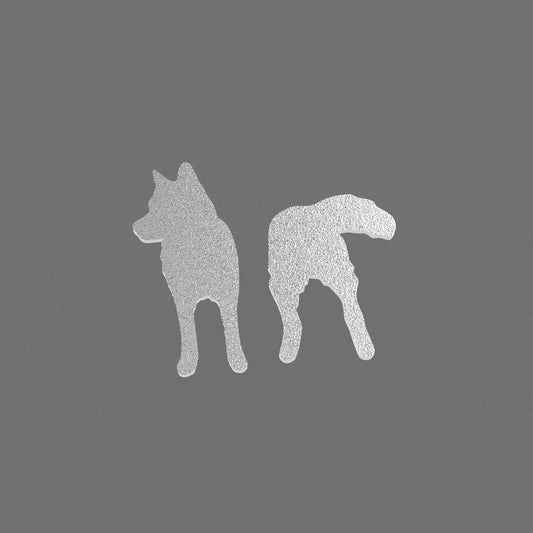 Husky-aiheiset nappikorvakorut. Mattapintaista hopeaa.